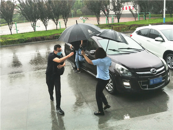 应急保障中心项目8月9日客服部雨中迎接业主