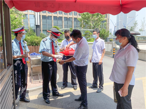 省农信管理处为做好防暑降温工作，为各岗位员工配送绿豆汤、藿香正气水等防暑物资！6